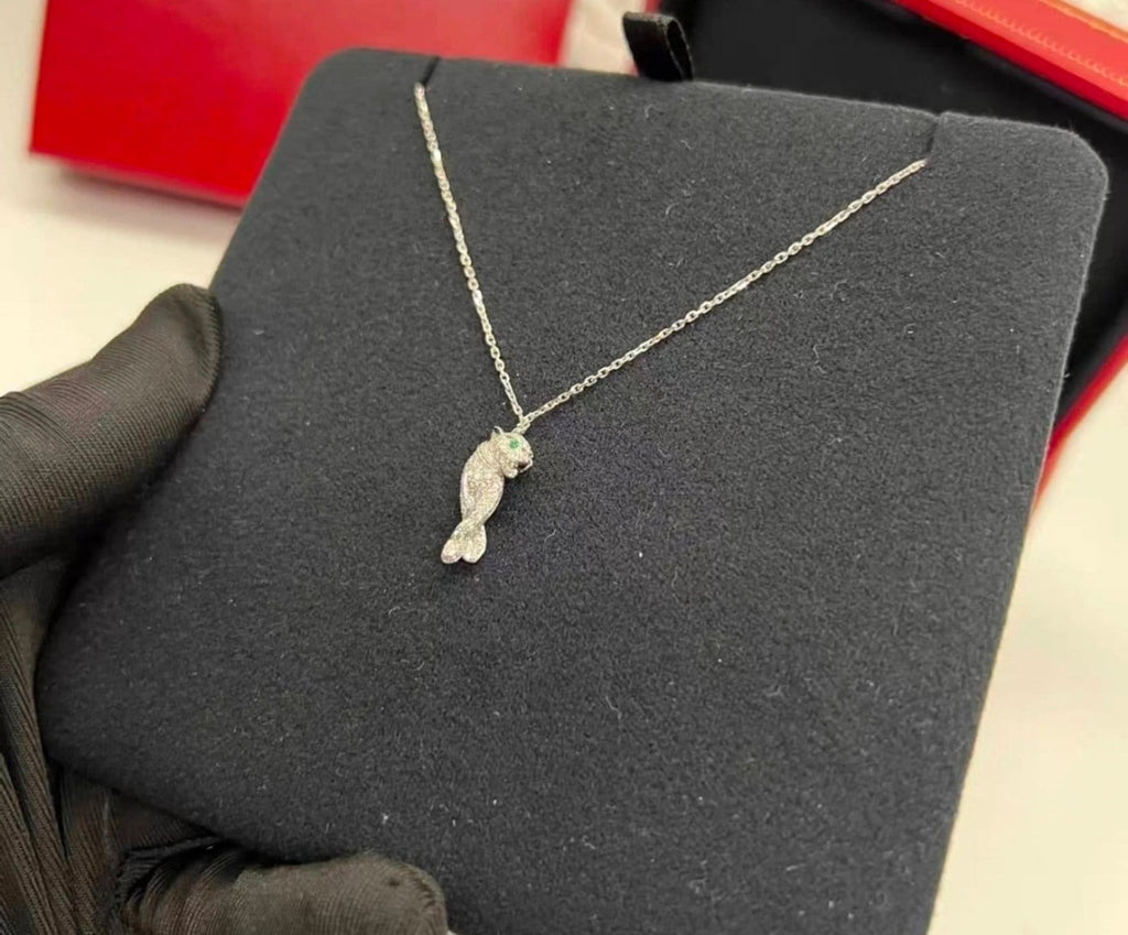 Cartier Panthère Náhrdelník z Bílého Zlata s Diamanty a Smaragdy