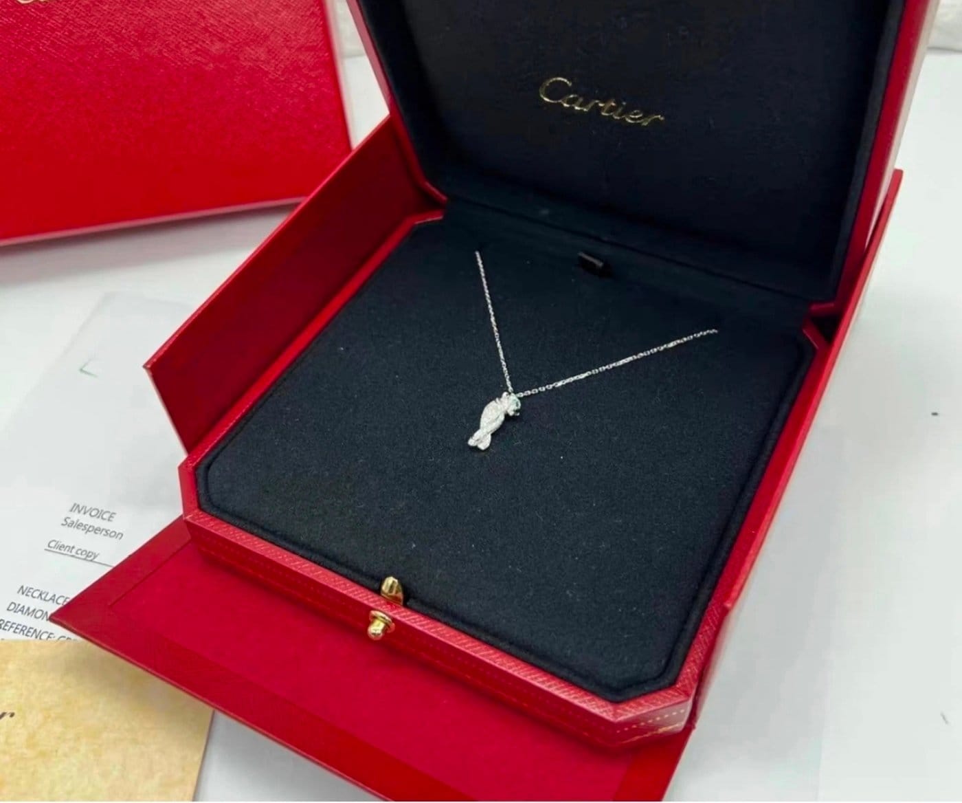 Cartier Panthère Náhrdelník z Bílého Zlata s Diamanty a Smaragdy