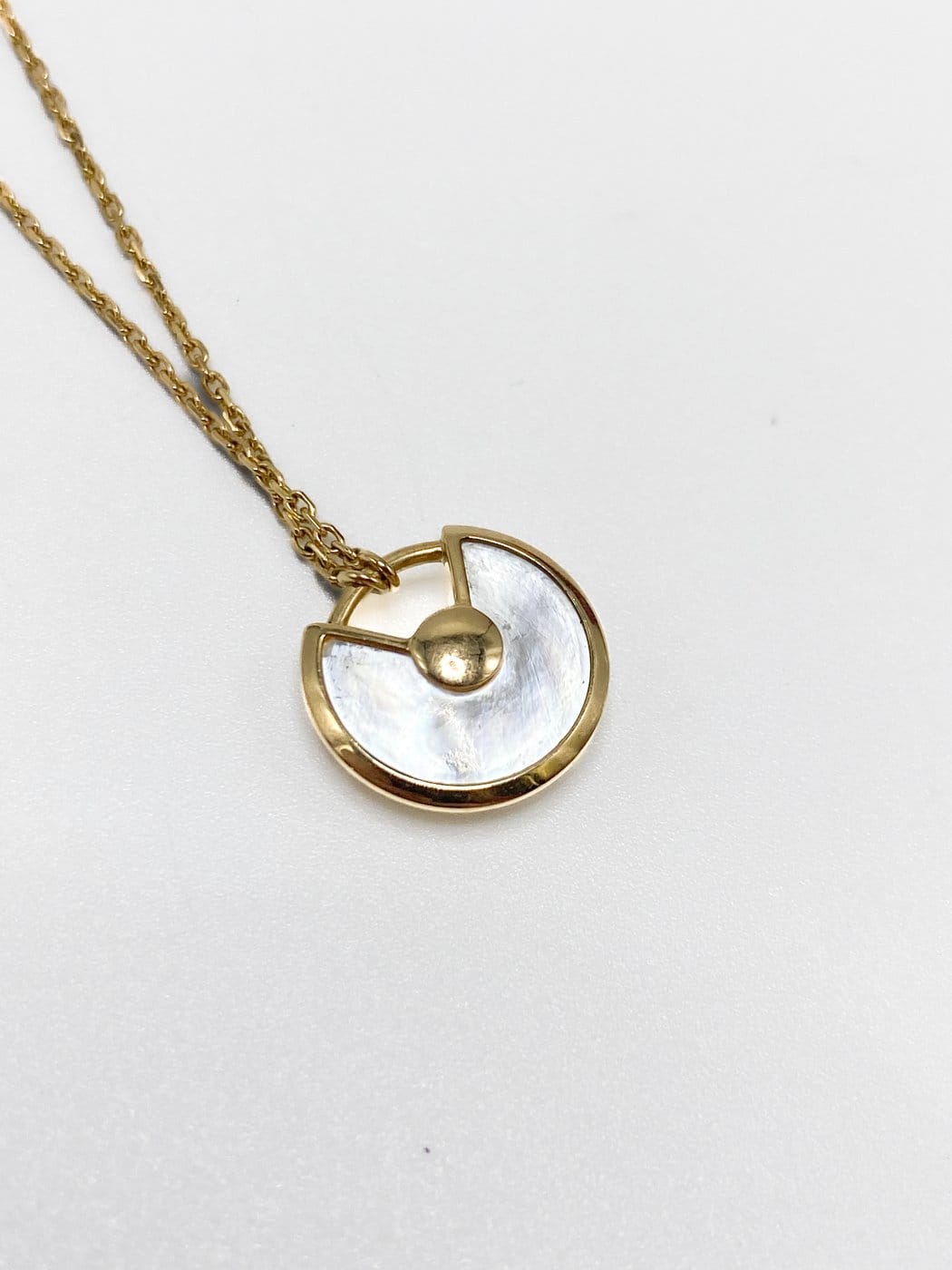 Cartier Amulette Náhrdelník z 18karátového Zlata s Diamantem a Perletí