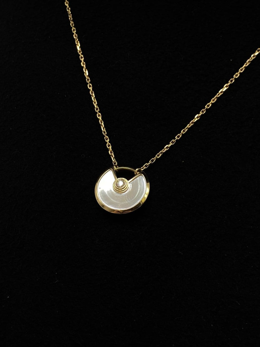 Cartier Amulette Náhrdelník z 18karátového Zlata s Diamantem a Perletí